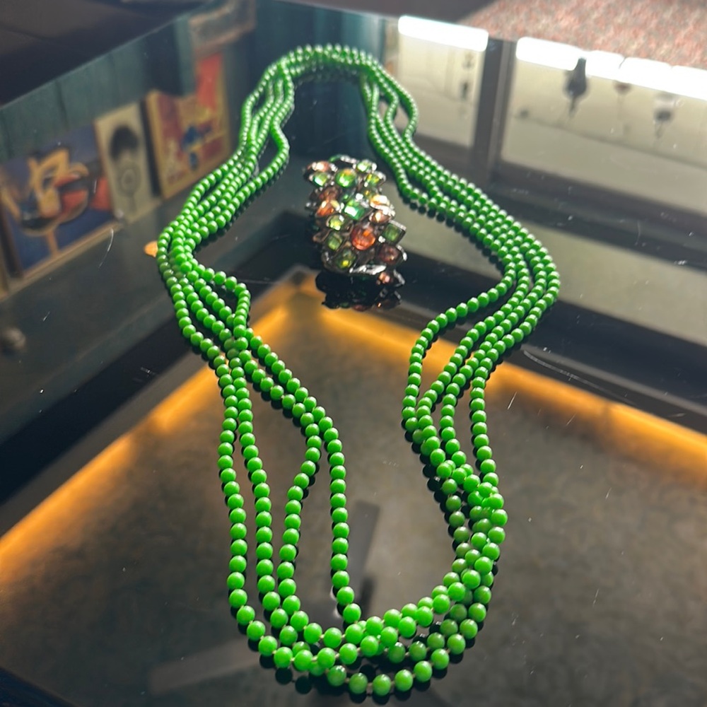 NWOT Gorgeous Parrot green long bead necklaces (4) accompanied with bracelet - Picture 11 of 12